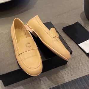 Designerklänningsskor för damer Khaki Loafers med lågklackat kohud/patentläder Platt plattformsskor Flip Flops Bekväma sandaler Mode Letter Casual Sko