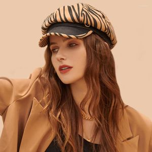 Berets Women Octagonowe czapki moda Tiger Tiger Stripe Szyging Pu Belt Wiersz stylowy Beret ma 2022 Spring Lady Casual Sboy Ha