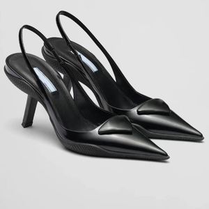 Designer Womens Sandals Mode Full Drill Crystal Dress Schuhe dreieckige Schnalle Verzierungen Pointy Toes Back Gurt Schuh 8,5 cm hohe Heeled Sandale kostenlos Porto