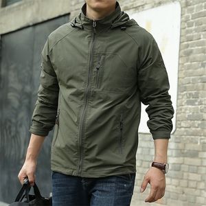 Giacche da uomo Giacca militare impermeabile da uomo Primavera Autunno Giacche a vento casual Giacche da uomo con cappuccio traspirante Cappotti sottili da esterno 6XL Abbigliamento 220912