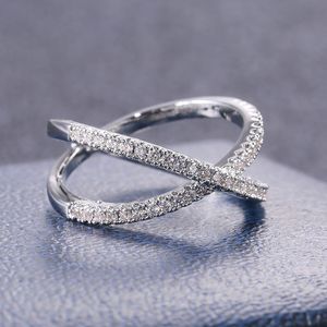 Kobiety pierścionki zaręczynowe CZ Stone Srebrny kolor Elegancki prosty pierścień biżuterii kobiecy