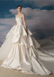 Älskling bröllopsklänning satin bandeau vit lyxig longtail klänning gf22323
