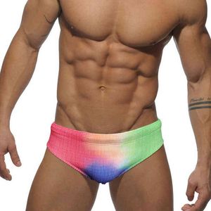 Mäns badkläder 2022 Gradient Mens Swimewear Swimming Briefs Sexig påsar Pouch Pad Man Swimsuit Young Man Swimming Trunks For Men Surfing Wear J220913