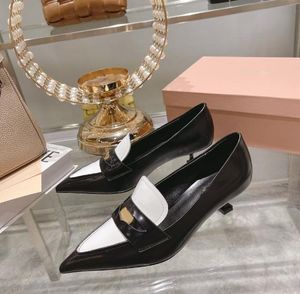 Miui Cat Heel кожаная туфли Женщины, сшивая новые золотые мелкие рты с высоким содержанием носа в ретро-дамские банкетные свадебные каникулы.