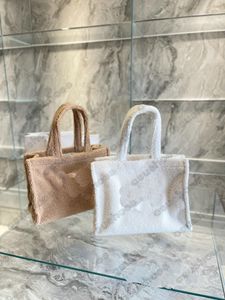 Luxury Teddy Wool Tote Bag for Women - Spacious 41 cm axelväska med 2 externa fickor, idealisk för shopping och daglig användning.