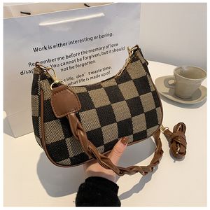 HBP Net Red Retro Checkerboard Ladies Underarm Bag Fashion Wallet 2023 Autumn Winter New Trendy All-Match One-Shulder Messenger Texture Pendder Bag