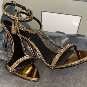 Luxurious Sandals Shoes Lady High-Heeled Gladiator Gold Chain Link Padlock Pointy Naked Luxury Designer Party Wedding Summer Prefect Ford