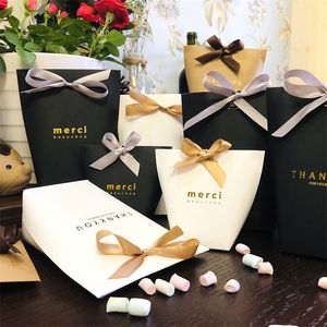 Opakowanie prezentów 20pcs White Kraft Black Paper „Merci” Candy Box French DZIĘKOWANIE WEDNIKOWE Favors Bags Pakiet Pakiet Dekoracja przyjęcia urodzinowego 220913