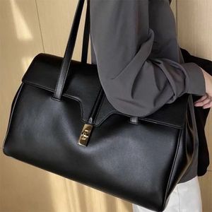 Teen Soft 16 in Smooth جلد العجل حقيبة ذهبية ذات تصميم فاخر Crossbody حقيبة كتف قابلة للإزالة حزام من القماش قابل للإزالة قفل الدوران للإغلاق حقيبة يد ذات سعة كبيرة