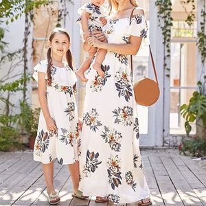 Família combinando roupas boho estilo floral mamãe filha combinando vestido casual solto sem alças