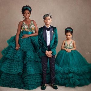 Family Matching Outfits Charming Green Ball Gown Mother And Daughter Maternity Gowns Flower Appliques Mom And Me Ruffles Po Shoot Gown 220914