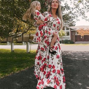 Familienübereinstimmende Outfits Mutter und Tochter Blumenblumen Langarm Kleider Kleider Kleidung Familie aussehen passende Outfits Hochzeitsfeier Mommy und ich lange Kleider 220915