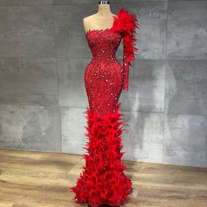 Abiti da sera a sirena rossa Una manica lunga Bateau Piume Appliques Paillettes Lucido Sexy Perline Lunghezza del pavimento Elegante Celebrità Plus Size Abiti da festa Abito da ballo