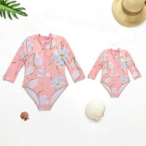 Familjsmatchande kläder Valentina Floral Matchande baddräkter Mor Dotter Summer Toddler Kids Fashion Zipper Pink Badkläder Barnstrandkläder 220914