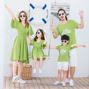 Família combinando roupas roupas de verão vestidos de mãe, aparência de pai e filho, casal 220915