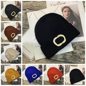 Designers Luxurys Beanie Hat Solid Color Design Bonnet Temperament Versatil Winter Warm Hat Par Modeller Multi-färg med karnevalsstil mycket bra