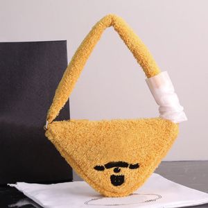 Borsa a triangolo in peluche Borsa a mano Borse per ascelle Pochette Borsa da donna Borsa sul petto Portafoglio con patta con scritta ricamata Tasca con cerniera di qualità in più colori