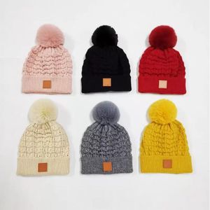 Designer pom poms beanie kepsar värme vinter hattar herr kvinnor motorhuv mode stickad hatt varm ull mössa mössor