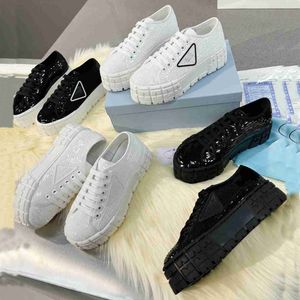 Famoso marchio parigino Scarpe casual da donna Fashion Luxury Triangolo invertito Logo Sneakers con suola spessa Scarpe da festa all'aperto Walking Jogging Coach Alta qualità 35-40