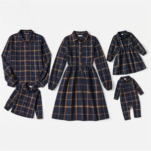 Passende Familien-Outfits Passende Familien-Outfits Kariertes Revers Langarm-Mutter- und Tochter-Kleider Vater-Sohn-Hemden Baby-Strampler Familien-Blusen-Sets 220914