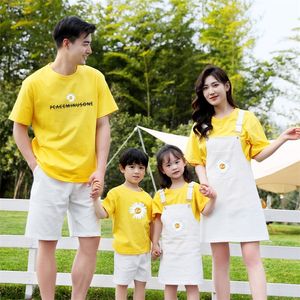 Family Matching Outfits Look Clothes Strap Dress Sets Mother and Daughter Cotton Shirts Tees Set 220915