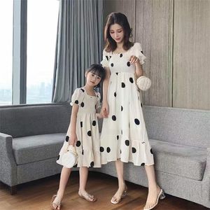 Family Matching Outfits Mother and Girls Polka Dot Dresses Summer Fashion Children's Clothing Small Fresh Puff Sleeve Parent-child Princess Dress 8y 220914