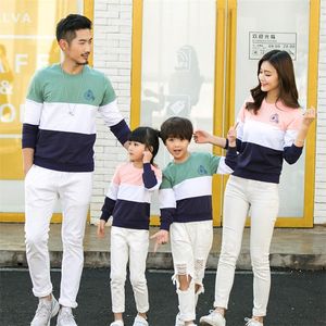 Abiti coordinati per la famiglia Abiti coordinati per la famiglia Padre Figlio Madre Figlia Manica lunga Cotone Uomo Donna Bambino T-shirt Primavera Autunno Abbigliamento per la famiglia 220914