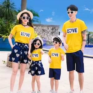 Aile Eşleşen Kıyafetler Yaz Plajı Anne Kızı Baba ve Son Pamuk T-Shirt Şort Tatil Çift 220915