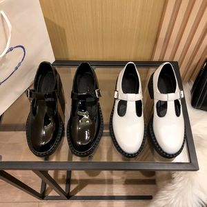 Dise￱ador Lady Casual Shoes Heels Square Women Bombs Triangle Etiqueta T-Strap Spring Spring Mary Janes Plataforma Patente de cuero Tama￱o de cuero 35-40