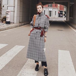 Kvinnors trenchrockar Kvinnor Windbreaker Spring Autumn Korean Drape Loose Long Ladies Cloak Big Size Classic Lattice Fashion Coat