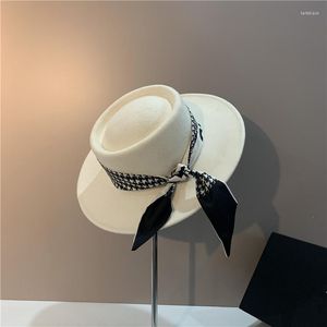 Beralar 202212-Shi Süt Beyaz Yün Keçe Houndooth Silk Scarf Grace Bowknot Günlük eğlence Lady Fedroas Cap Kadın Panama Şapkası