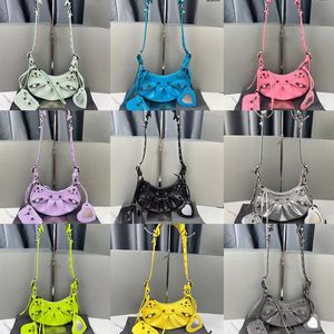 Le Cagole series Half Moon Dumpling Bag Willow Stud Torba motocyklowa Drobnoziarnista skóra krokodyla z lusterkiem do makijażu w kształcie serca Jedno ramię Cross Body