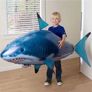 Electricrc Animals Electric Remote Control Flying Shark Aerial Inflatable Fish Wedding Toys Kids Shark Manipulation 220914