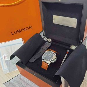 Super Factory Watch 44mm Black Face Orange Dial Strap P 111 Mekanisk handvindande rörelse Fashion Mens Watches With Original Box