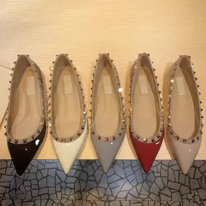 Moda lüks kadın sandalet düşük topuk perçinlenmiş fransız sivri bahar/yaz mektubu marka ayakkabıları çok yönlü tek ayakkabı boyutları 34-40
