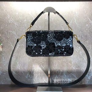 Väskor Lady Flap Crossbody Evening Bag Dam Retro Messagner Handväska Hög kvalitet ihåligt tryck axelryggsäck bred starpMulti Pochet