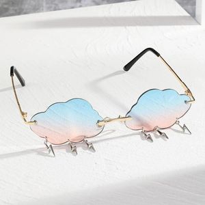 Zonnebrillen vrouwen met schattige hangers wolken vorm metaal matching kleding unisex oog slijtage accessoires