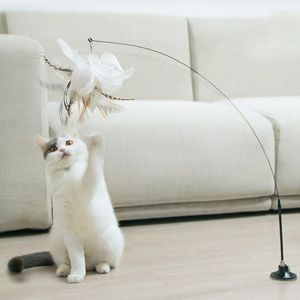 猫のおもちゃの羽毛杖強力な吸引カップ長いロッド面白い猫スティックワイヤーベル吸盤固定インタラクティブ