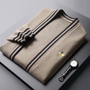 Men's Wool Blends High end fashion embroidery little bee cardigan men's sweater coat spring and autumn leisure Korean version outer wear sweater 220915