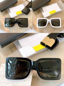 Sonnenbrille mit quadratischem Rahmen und B-Motiv. Eine übergroße Sonnenbrille aus Acetat für Damen und Herren mit kratzfesten Gläsern und UV-Schutz
