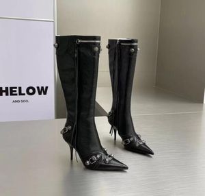 Kniehohe Stiefel aus Lammleder, Nietenschnalle, verzierter seitlicher Reißverschluss, spitzer Zehenbereich, Stiletto-Absatz, hoher Stiefel, Luxus-Designer-Schuh für Damen, Fabrikschuhe