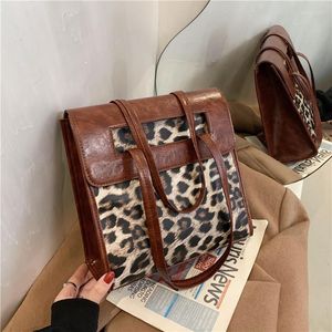 Kvällspåsar varumärkesdesigner leopard tryckt kvinnors axelväska retro enkel handväska liten flik crossbody