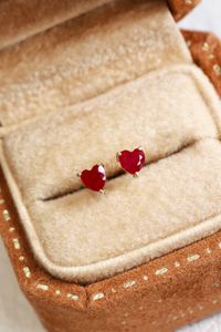 22090410 다이아몬드 박스 -Ruby Jewelry Earrings 귀 스터드 AU750 18K 금 0.27ct 빨간 심장 모양의 로맨스 보석 석재 선물 아이디어