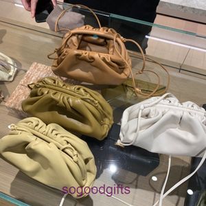 A YD Bolsa Bolsa Designer Bottegss Bolsas Mulheres Venetss Clutch Bags 2023 Nova Moda Enrugada Cloud Bag Yang Mi Mesmo Couro Oblíquo Span Único