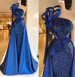 2023 Königsblaue Ballkleider mit Pailletten und Überrock, One-Shoulder-Partykleider, bodenlanges Vintage-Abendkleid nach Maß