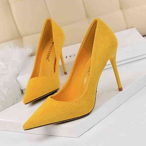 825-3 Sandaler koreanskt mode Simple Thin Heel High Suede Shallow Mouth Pointed Women's Shoes Sexy Single Shoes