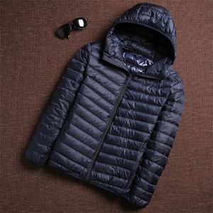 Piumino da uomo Parka invernale Marchio di moda Piumino d'anatra ultra leggero Uomo Coreano Streetwear Cappotti di piume Colletto alla coreana Abiti caldi da uomo 220916