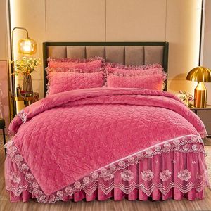 Bedding Sets Luxury Wedding Set Quilted Embroidery Velvet Flannel Duvet Cover Quilt Rose Lace Ruffles Bed Skirt Bedspread 4Pcs
