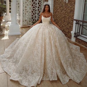 Abiti da sposa di lusso da principessa Abiti da sposa Appliques Collo a barchetta Senza maniche Paillettes Perline Increspature in pizzo Lunghezza al pavimento Abiti da sposa scintillanti Su misura Taglie forti