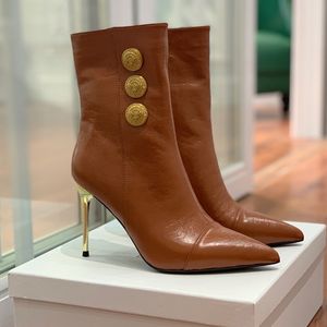 Wskazane palce u stóp kostek dla damskich buty mody metalowe okrągłe przyciski sztyletowe pięta designerskie buty Cowskin kaszmirowe buty o wysokości 10,5 cm butów bojowych 35-42